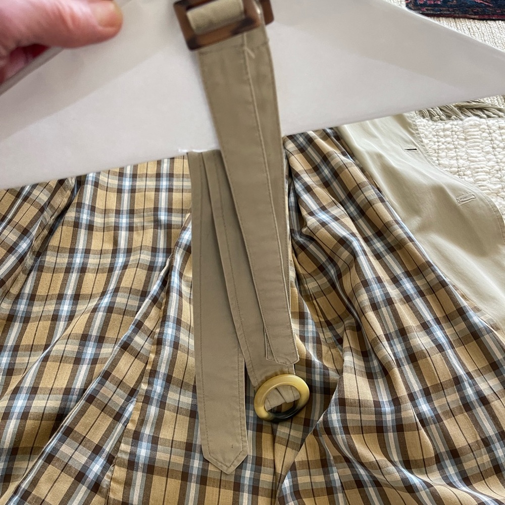 DKNY Classic Trench Coat. Size L. Excellent used condition. Epaulettes, belts. - Picture 10 of 11
